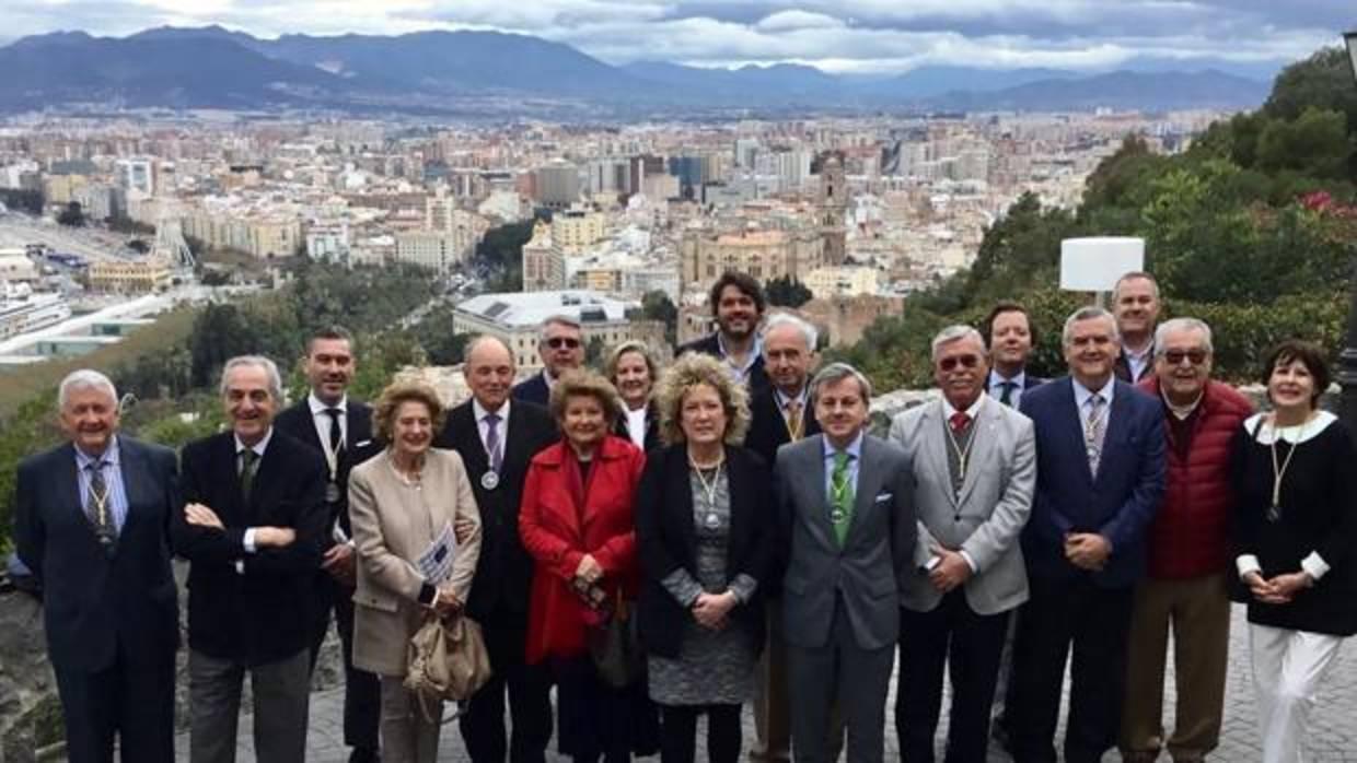 Nuevos académicos tras su incorporación con las dirección de la institución