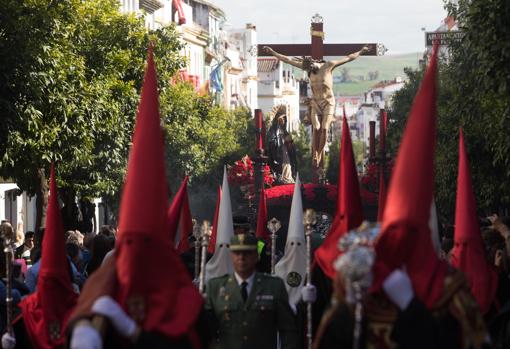 El Señor de la Caridad avanza por la calle de la Feria en el Jueves Santo de Córdoba