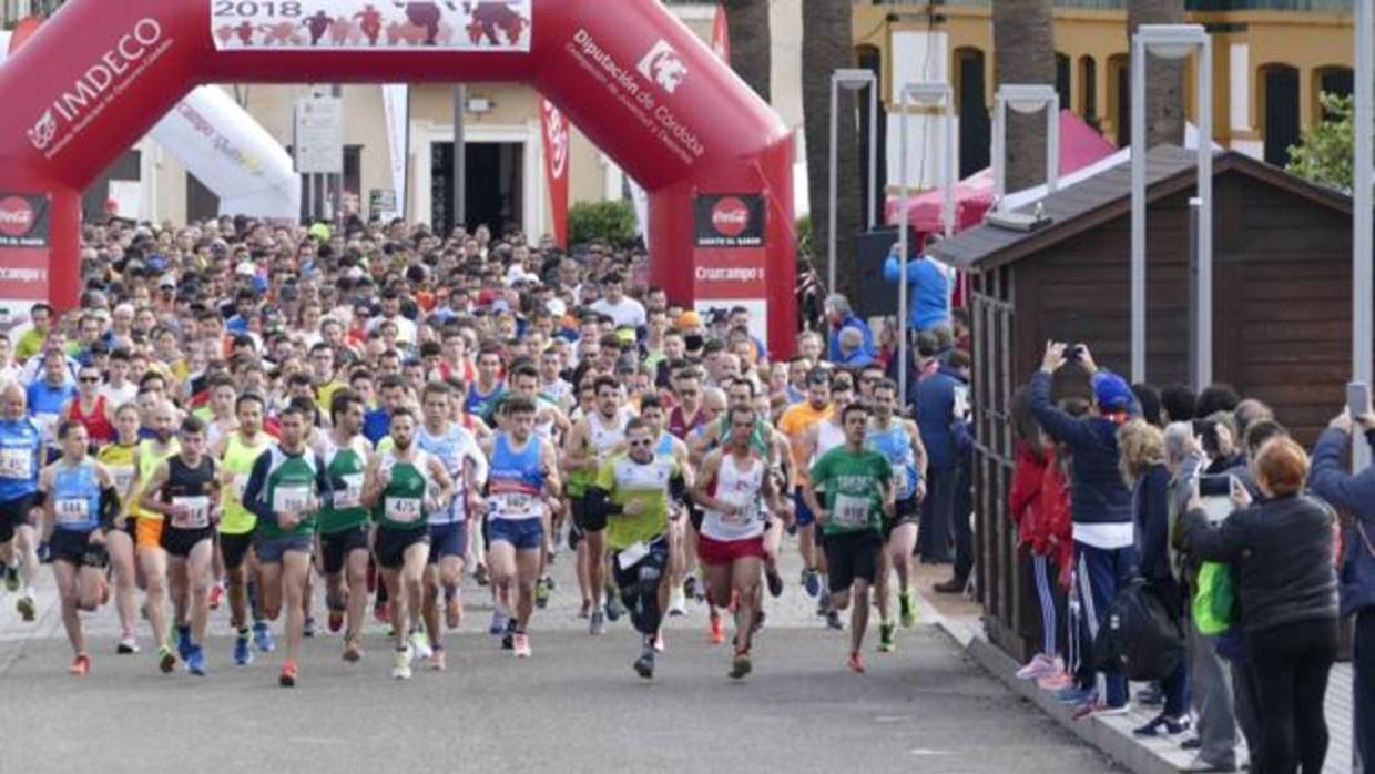 Un momento de la salida de la carrera Puente Romano, este domingo, en Córdoba