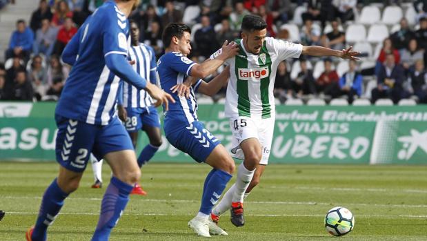 Alberto Quiles amplía a treinta y tres los jugadores empleados por el Córdoba CF en Liga