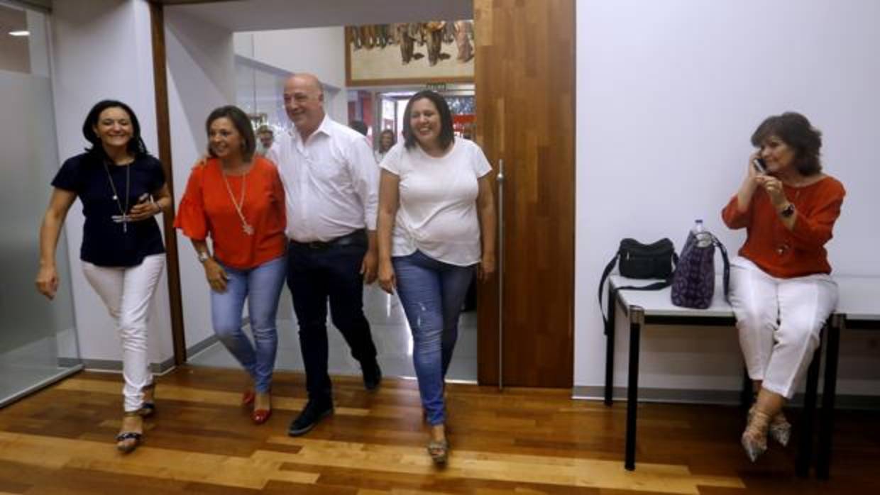 Rafi Crespín, Isabel Ambrosio, Antonio Ruiz, y Dolores Amo, junto a Carmen Calvo (a la derecha)