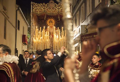 Nuestra Señora Reina de Los Mártires procesionando en la madrugada