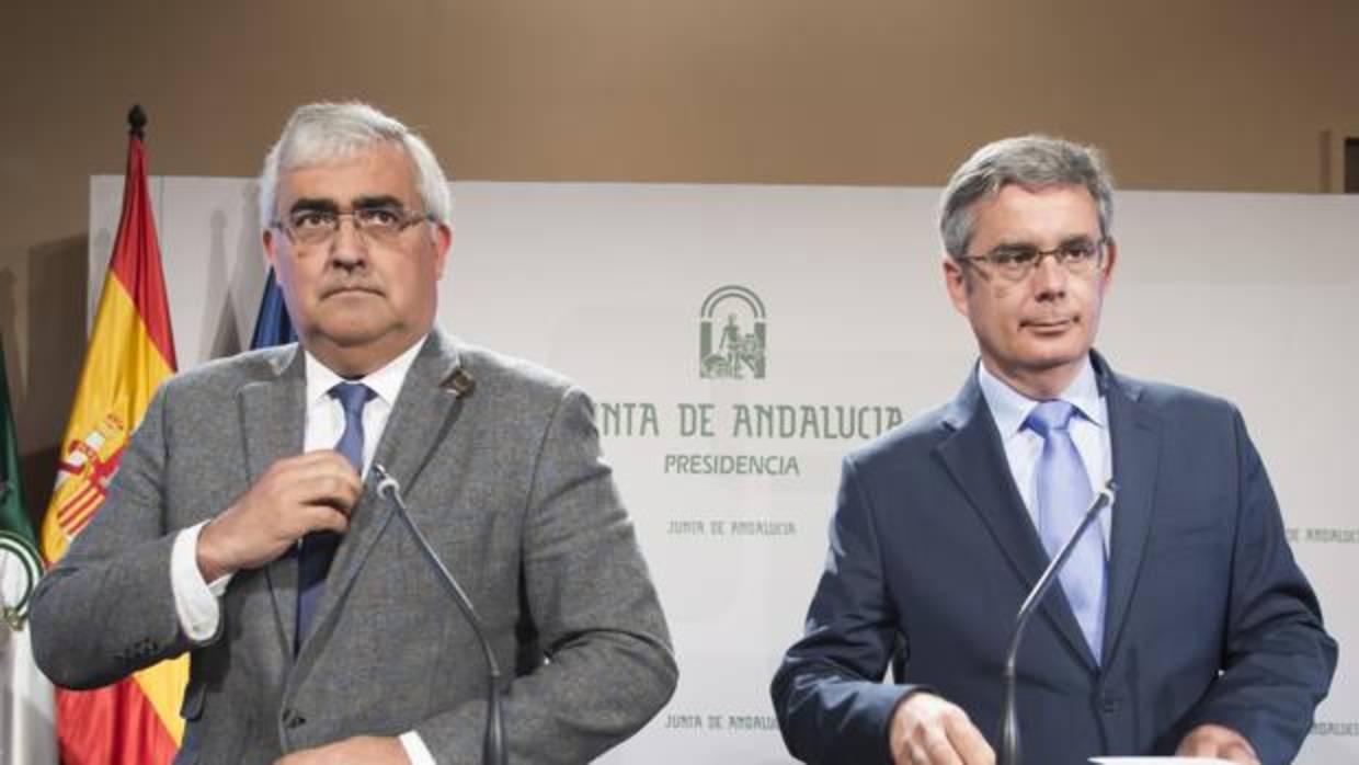 El consejero de Economía y Conocimiento, Antonio Ramírez de Arellano (i), y el portavoz del ejecutivo, Juan Carlos Blanco, durante la rueda de prensa