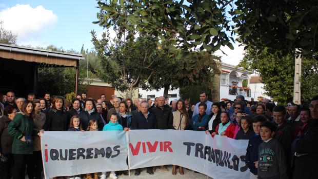 Protesta de los vecinos de Los Llanos de Lucena por la oleada de robos