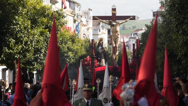 Así fue el paso del Cristo de la Caridad de Córdoba por la calle San Fernando