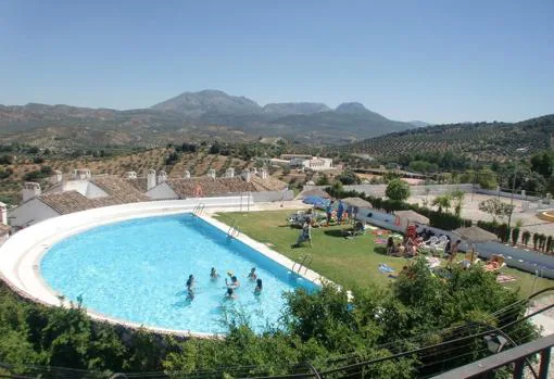 Piscina del hotel Villa de Priego, situado en la aldea de Zagrilla