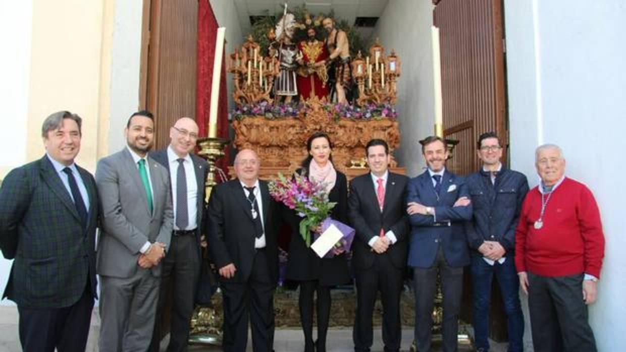 La directiva del Córdoba CF en su visita a la hermandad del Prendimiento