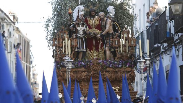 Así fue la salida del Señor del Prendimiento de Córdoba por la Puerta de Santa Catalina