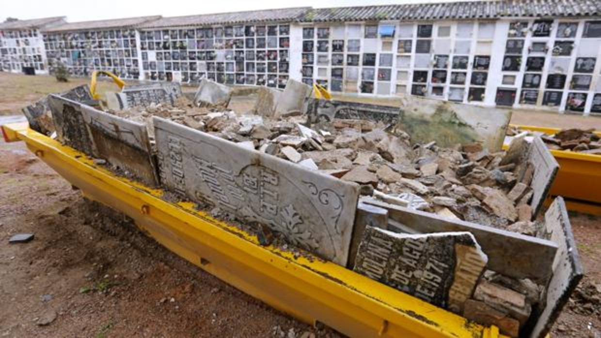 Lápidas históricas del cementerio de la Salud en cubetas de escombros