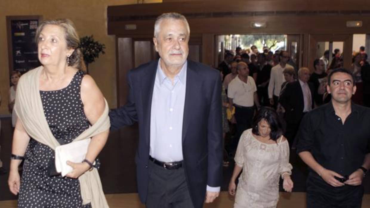 El presidente de la Junta, José Antonio Griñán, acompañado por su esposa, Mariate Caravaca, en el teatro