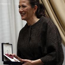 Sonia Hurtado, viuda de Antonio Garrido, recogió la distinción