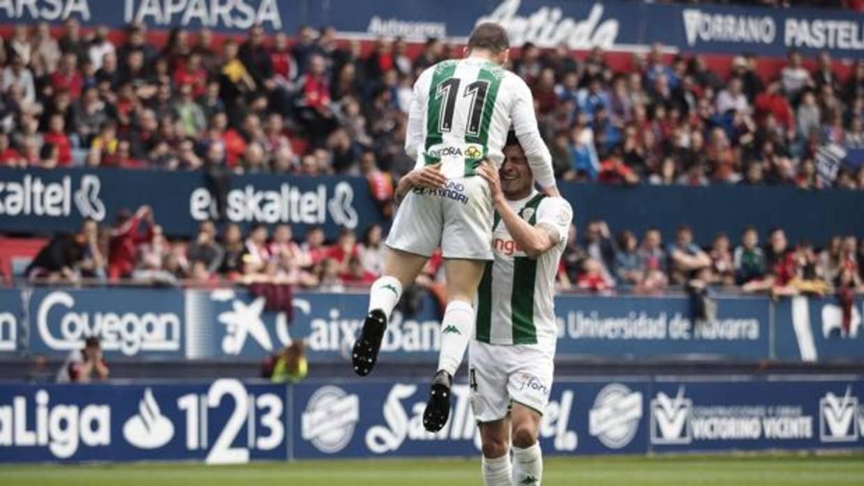 Javi Galán festeja con Narváez el gol anotado en El Sadar