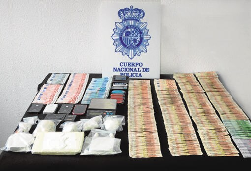 Dinero y objetos intervenidos en una operación policial contra la droga en Córdoba