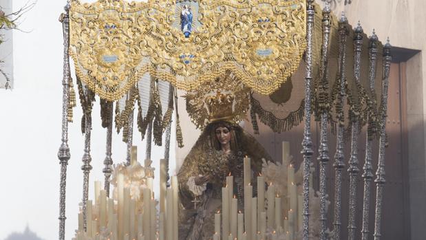 Así fue el paso de la Virgen de la Alegría de Córdoba por la calle Alfaros