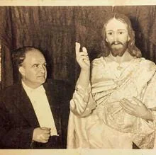 Laínez Capote con la primitiva imagen de Jesús del Milagro.