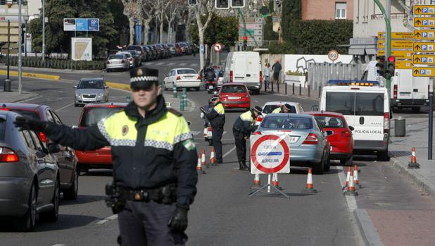 Se lleva un coche de un taller en Córdoba y lo conduce ebrio y sin carnet