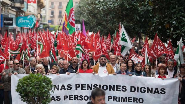 Multitudinaria marcha en la defensa de las pensiones públicas en Córdoba