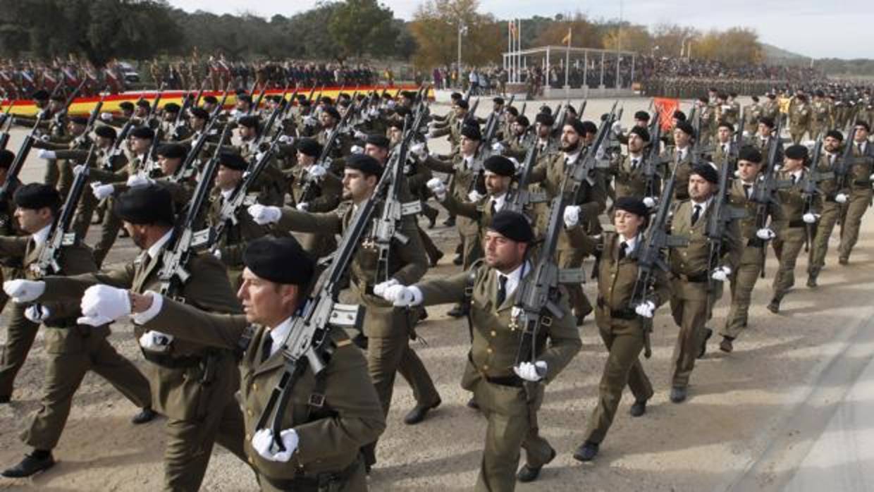 Soldados de la base de Cerro Muriano durante una parada militar