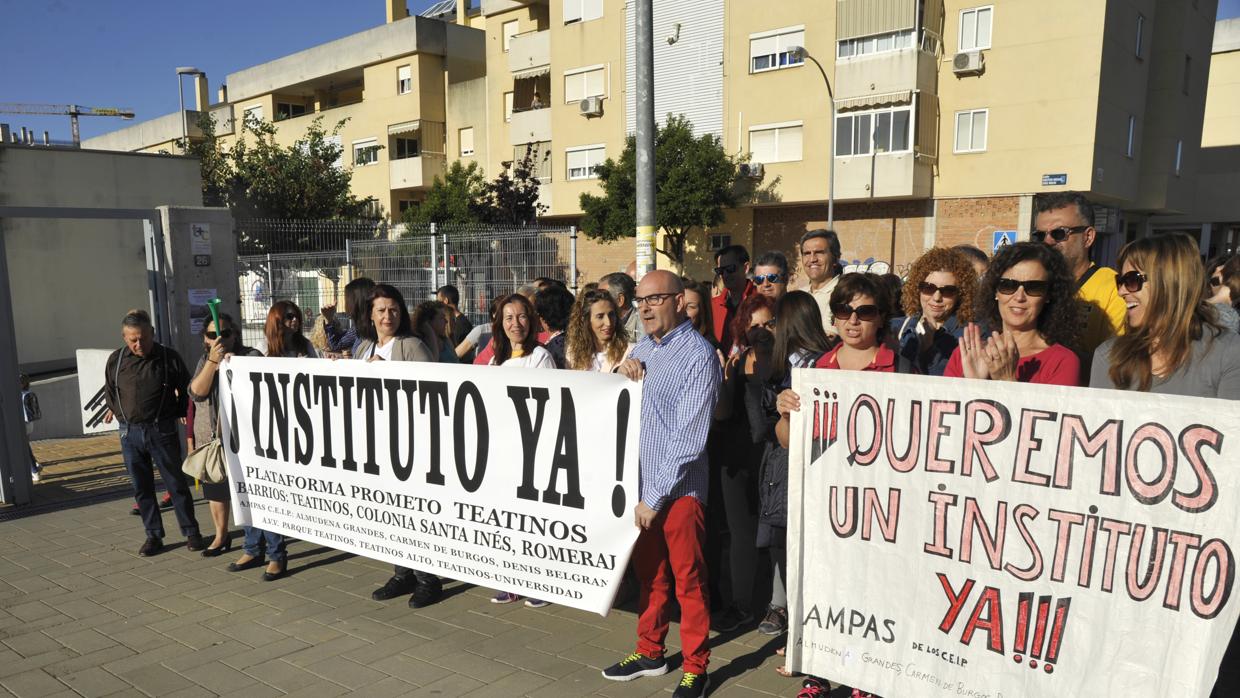 Una de las protestas desarrolladas por los padres de Teatinos ante la falta de previsión de la Junta