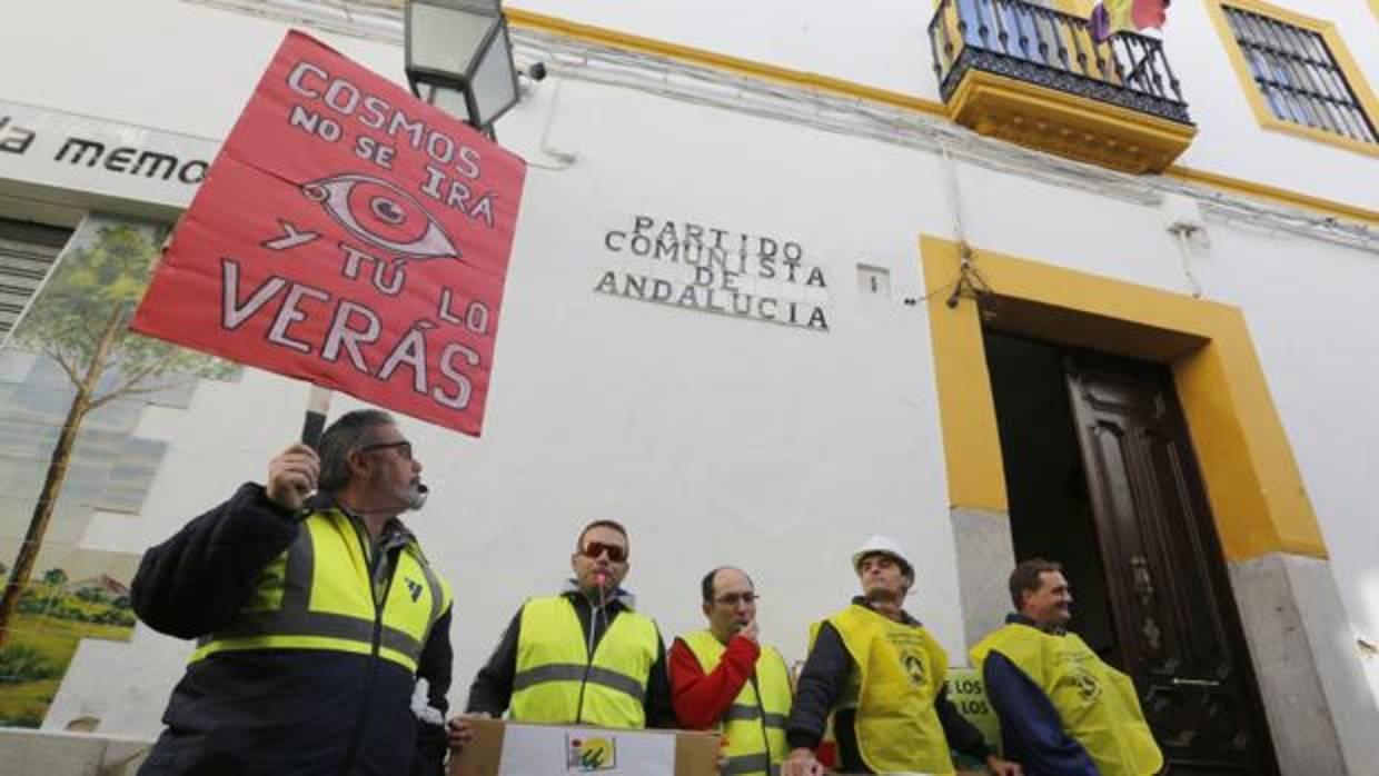 Protesta de Cosmos en la sede de IU