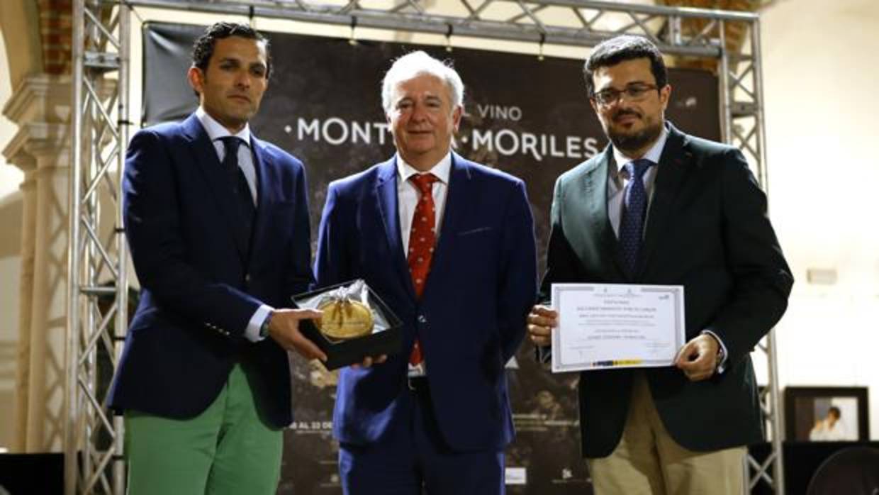 El director de ABC Córdoba recoge el premio de la D. O. Montilla Moriles que reconoce la labor de Gurmé