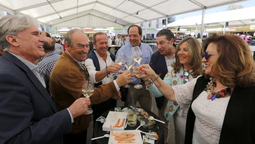 Un grup0 realiza un brindis en la jornada inaugural de la Cata del Vino