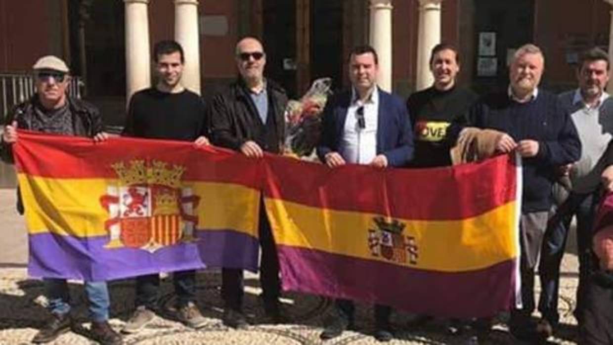 El alcalde de Priego posa, ante el Ayuntamiento, con dos banderas republicanas