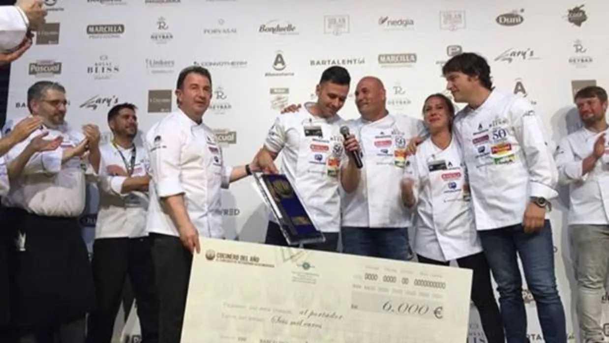 El chef Álvaro Salazar (centro) recoje su premio como Cocinero del Año 2018