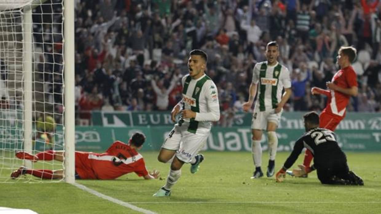 Narváez celebra uno de los goles contra el Sevilla Atlético