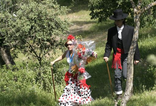 Los romeros van ataviados con trajes típicos