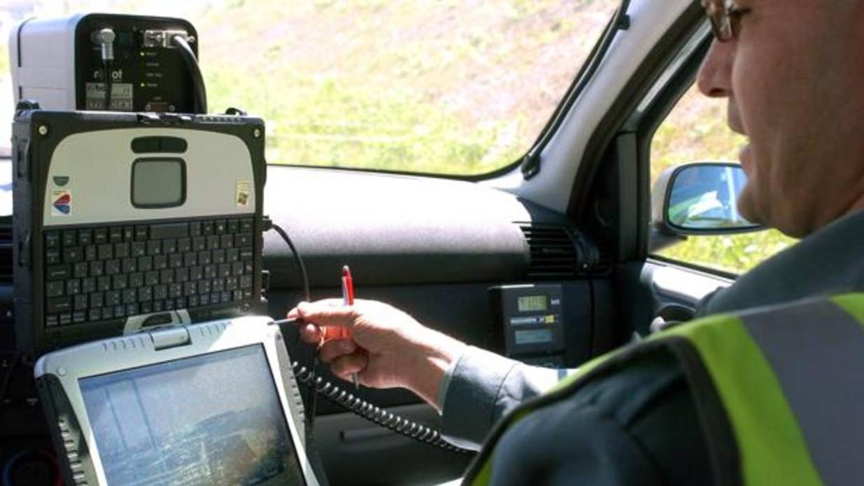 Un guardia civil, en una vigilancia contra el exceso de velocidad