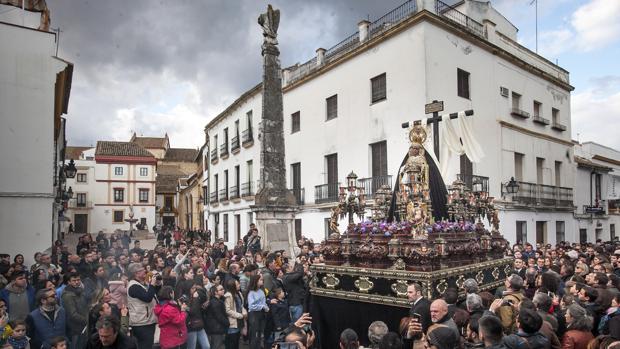 Así fue el paso de la Virgen de la Soledad de Córdoba por la calle Lucano