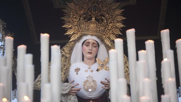 Así fue el paso de la Virgen del Dulce Nombre de Córdoba por la Plaza del Potro