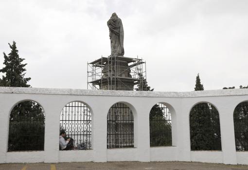 El monumento, visto por la espalda