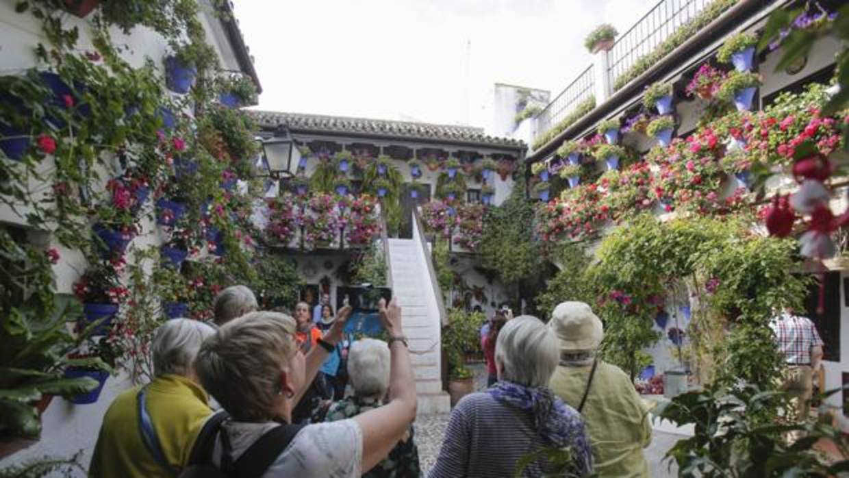 Turistas en un patio cordobés