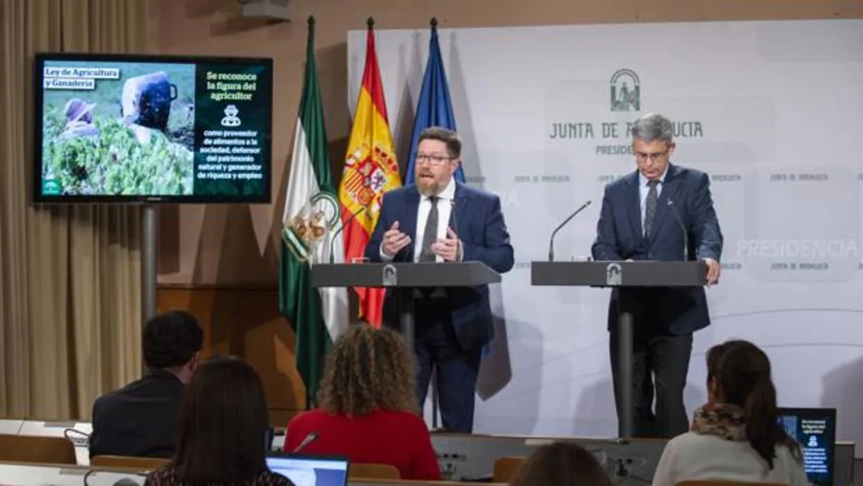 El consejero de Agricultura, Rodrigo Sánchez Haro, y el portavoz de la Junta de Andalucía, Juan Carlos Blanco