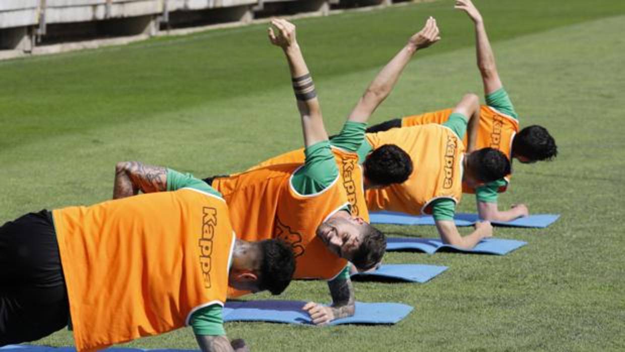 Los jugadores del Córdoba estiran a la conclusión del entrenamiento