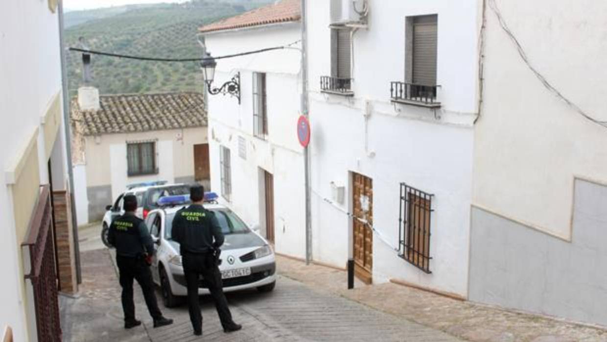 La puerta de la casa donde ocurrieron los hechos precintada por la Guardia Civil