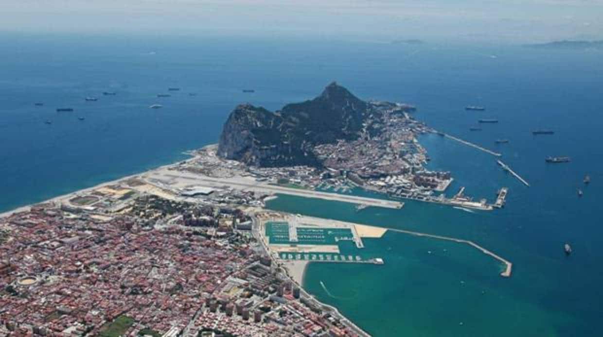 Imagen de La Línea de la Concepción y de Gibraltar, separadas por la pista del aeropuerto