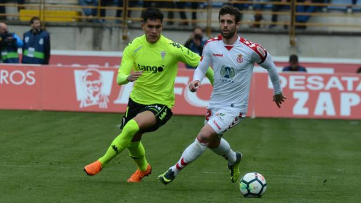 Valentín presiona al excordobesista Rodri en un momento del Cultural Leonesa-Córdoba CF