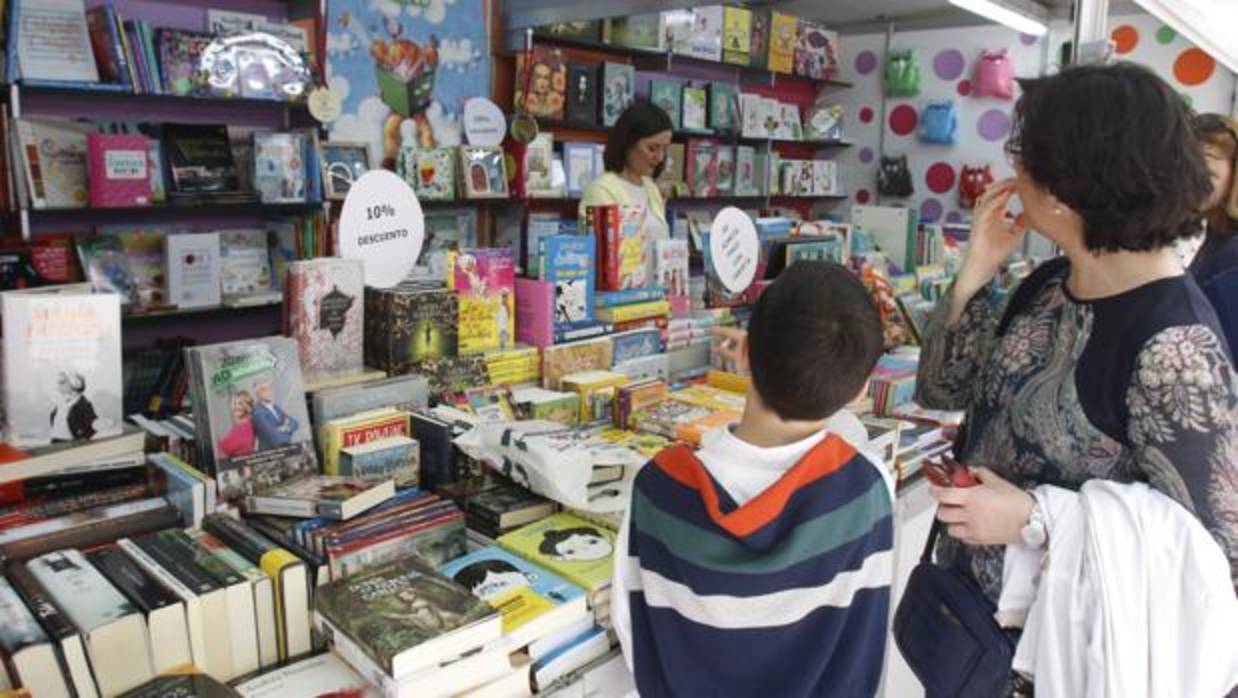 Un expositor de la Feria del Libro de este año