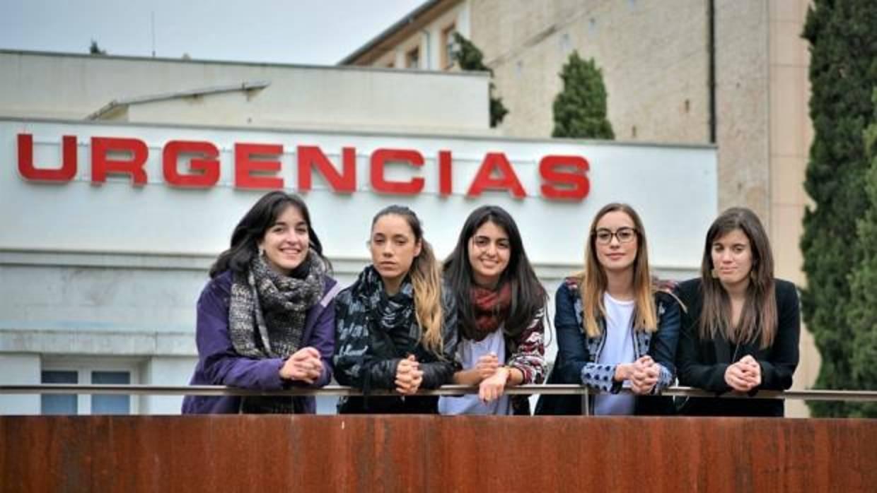 Ana, Rocío, Blanca, Inés y Cristina, frente a las Urgencias del Hospital Virgen de las Nieves de Granada