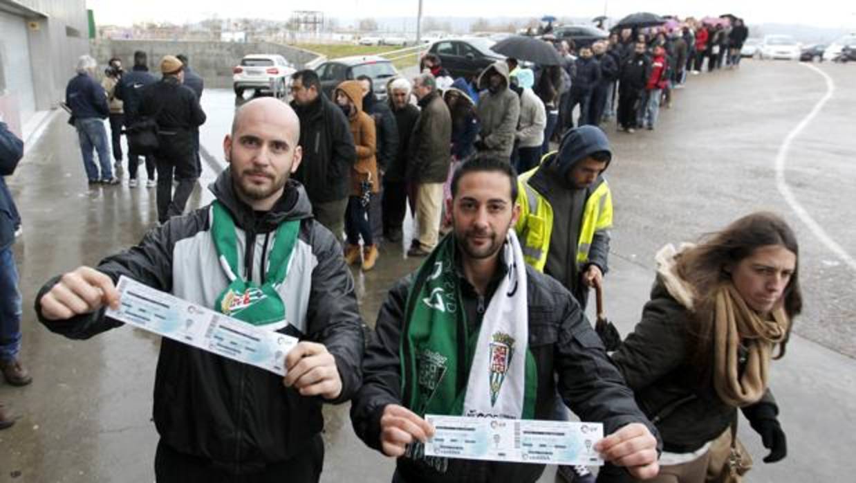 Seguidores del Córdoba CF compran entradas en las taquillas de El Arcángel