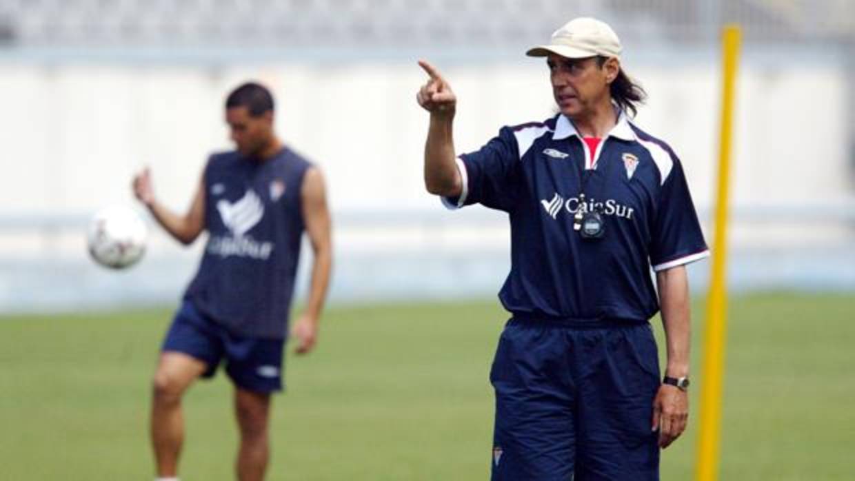 Miguel Ángel Portugal, en un entrenamiento con el Córdoba CF en 2004