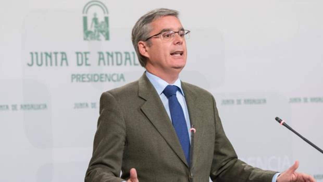 El portavoz del ejecutivo andaluz, Juan Carlos Blanco, atendiendo a los medios