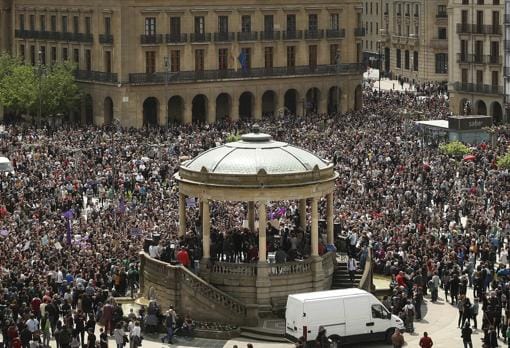 Miles de personas protestan ante el Palacio de Justicia de Pamplona