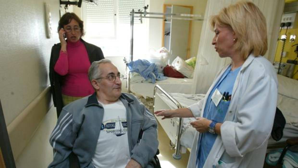 Imagen de archivo de una sanitaria atendiendo a un paciente en el hospital Reina Sofía de Córdoba