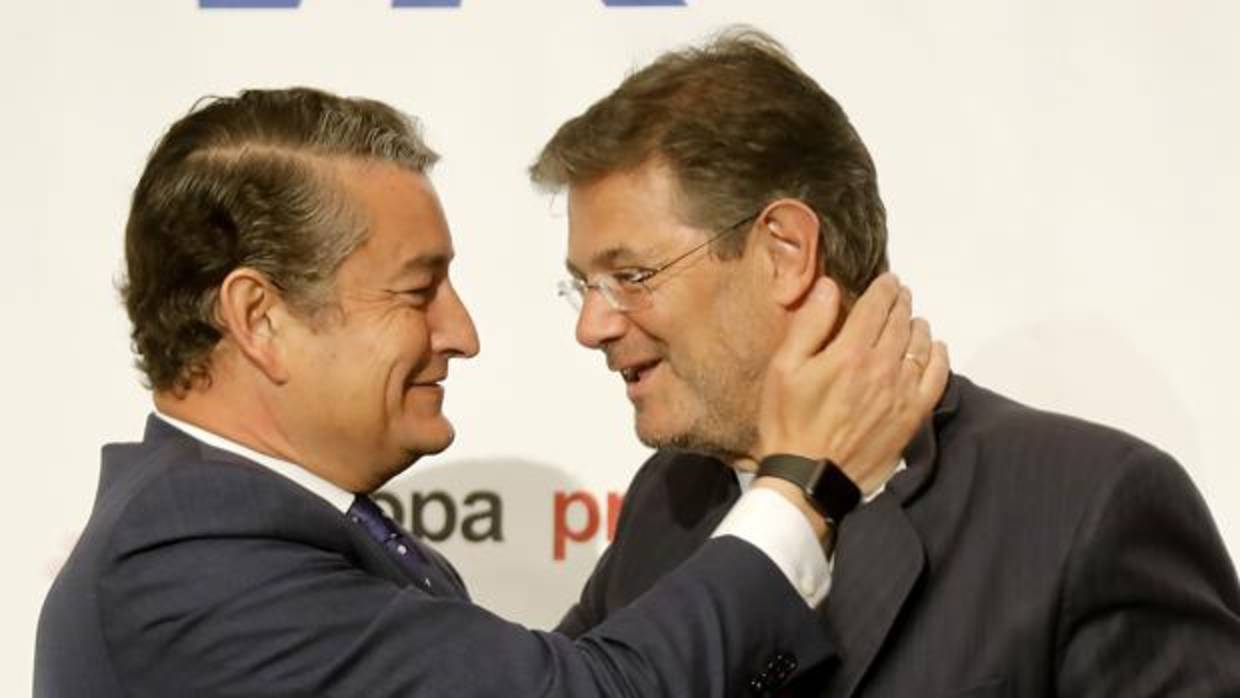 Antonio Sanz, delegado del Gobierno andaluz, junto a Rafael Catalá, ministro de Justicia