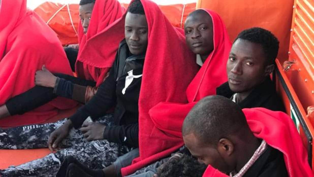 Algunos de los inmigrantes rescatados este jueves en el Estrecho de Gibraltar