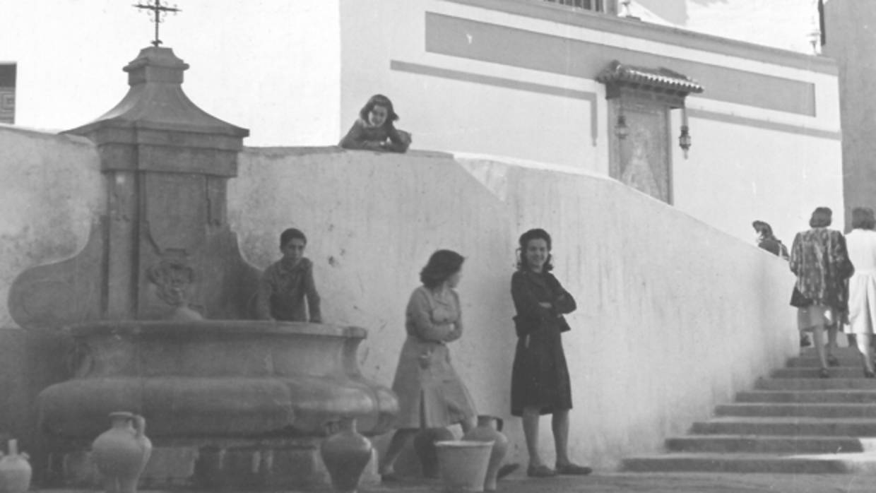 La Cuesta del Bailío de Córdoba en los años 40, cuando las mujeres aún llenaban allí los cántaros